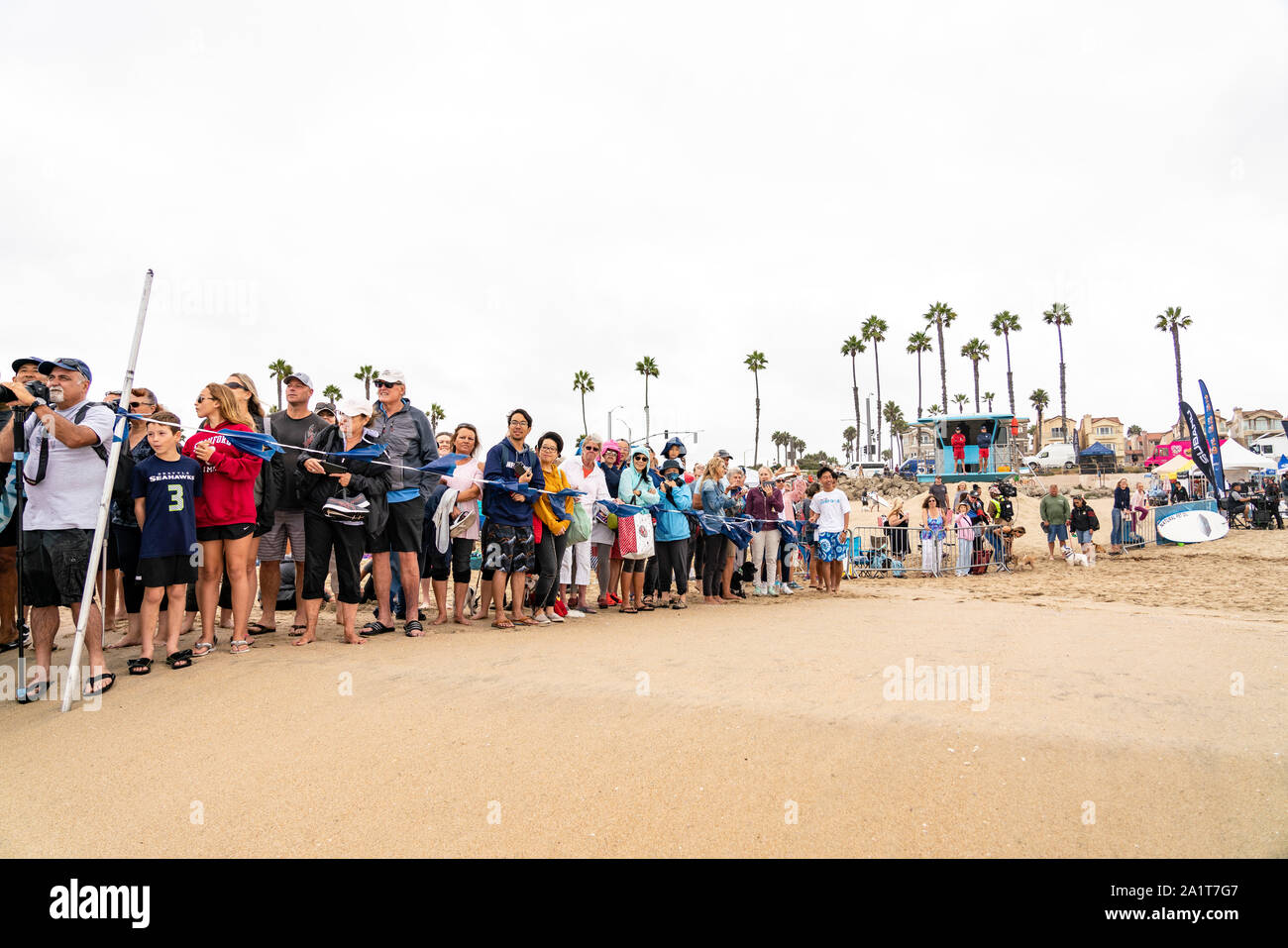 Huntington Beach, CA, Stati Uniti d'America. 28 Settembre, 2019. Grande folla a portata di mano per il Surf cane la concorrenza. Credito: Ben Nichols/Alamy Live News Foto Stock