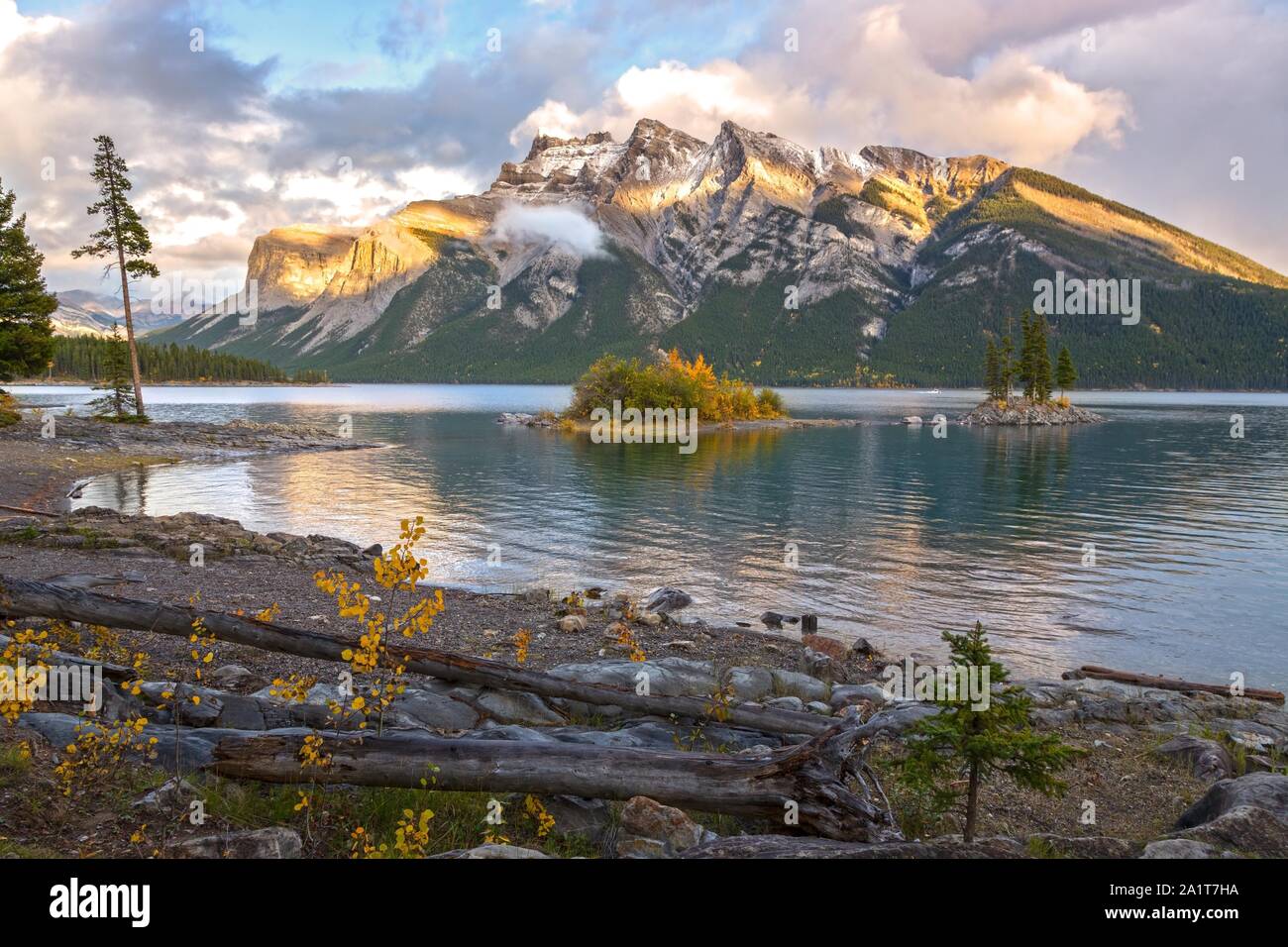 Paesaggio autunnale splendido lago Minnewanka Water Snowy Mountain Peak Skyline. Escursioni a piedi al Banff National Park, Alberta, alle pendici delle Montagne Rocciose canadesi Foto Stock