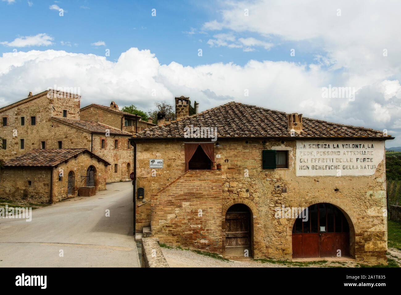 Siena, Toscana/Italia - Aprile 28, 2019: villaggio toscano in scena con una sbiadita II Guerra Mondiale la propaganda poster da Mussolini Foto Stock