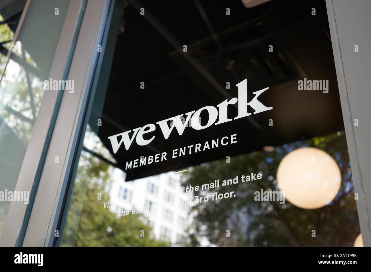Portland, Oregon, Stati Uniti d'America - 6 Sep, 2019: il logo WeWork all'entrata di un WeWork co-working space location in Pioneer Place nel centro di Portland. Foto Stock