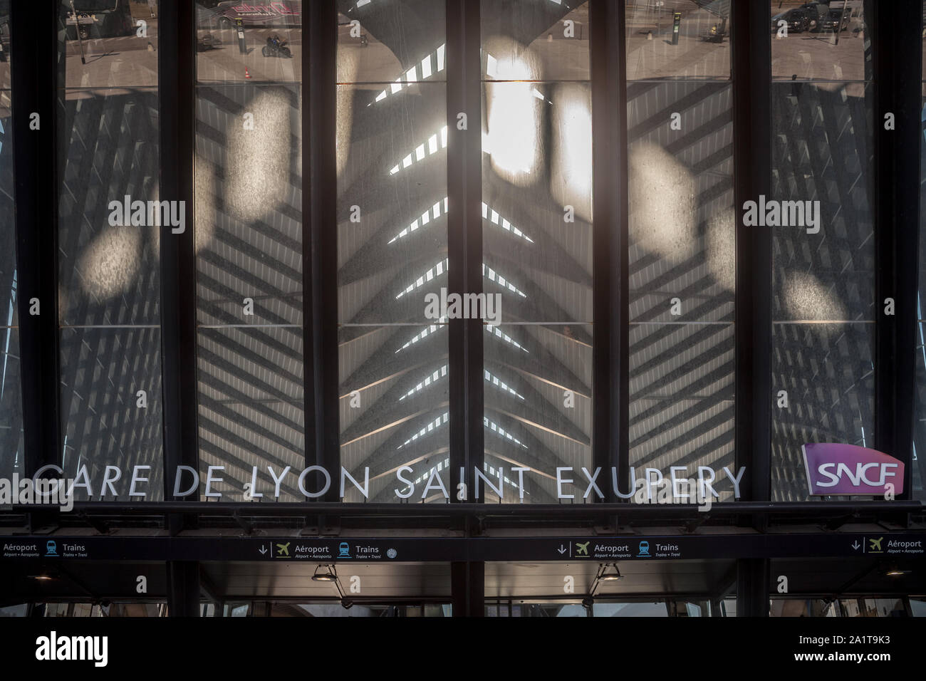 Lione, Francia - 13 luglio 2019: Lyon Saint Exupery aeroporto stazione ferroviaria ingresso principale con il logo delle ferrovie francesi SNCF. È la stazione collegare Foto Stock