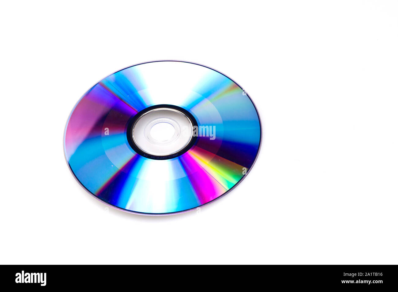 Un blando dvd su sfondo bianco con la sua Riflettente superficie blu verso l'alto Foto Stock