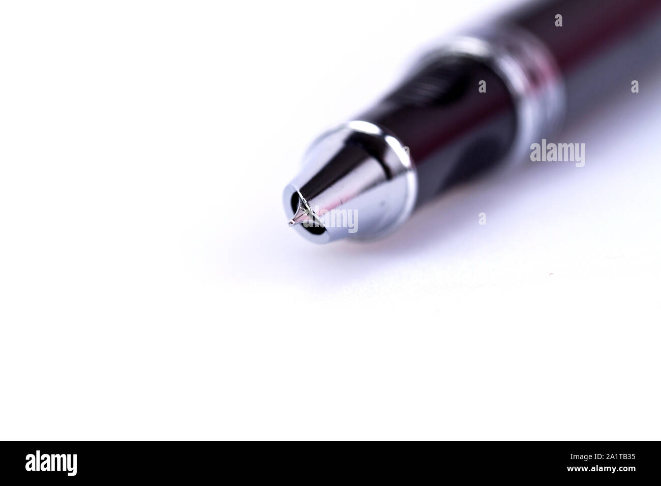 Vista ravvicinata di un nero penna stilografica sulla superficie bianca Foto Stock