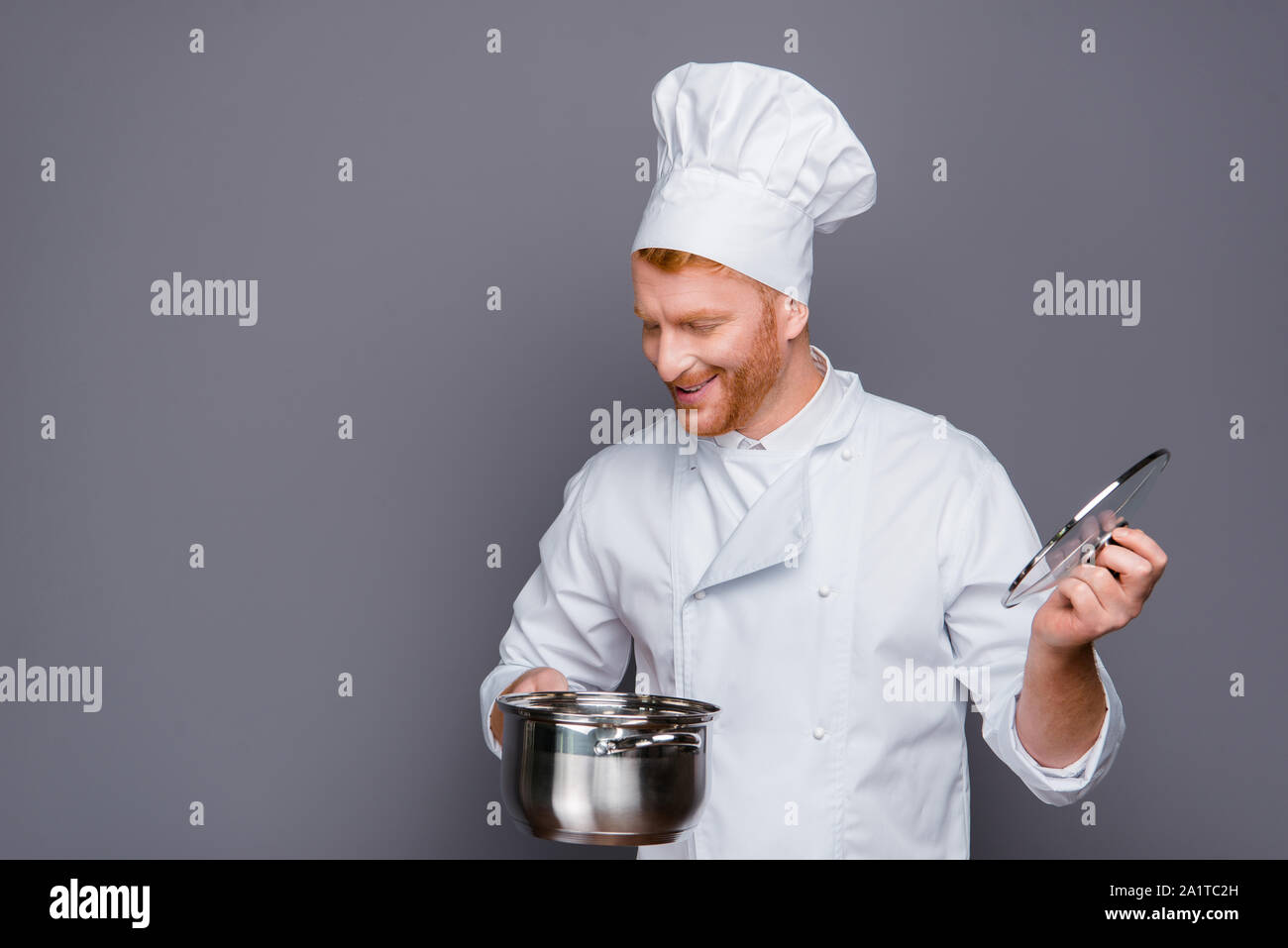 Rallegratevi calma bello uomo positivo guardare sul recipiente isolato di stand Foto Stock