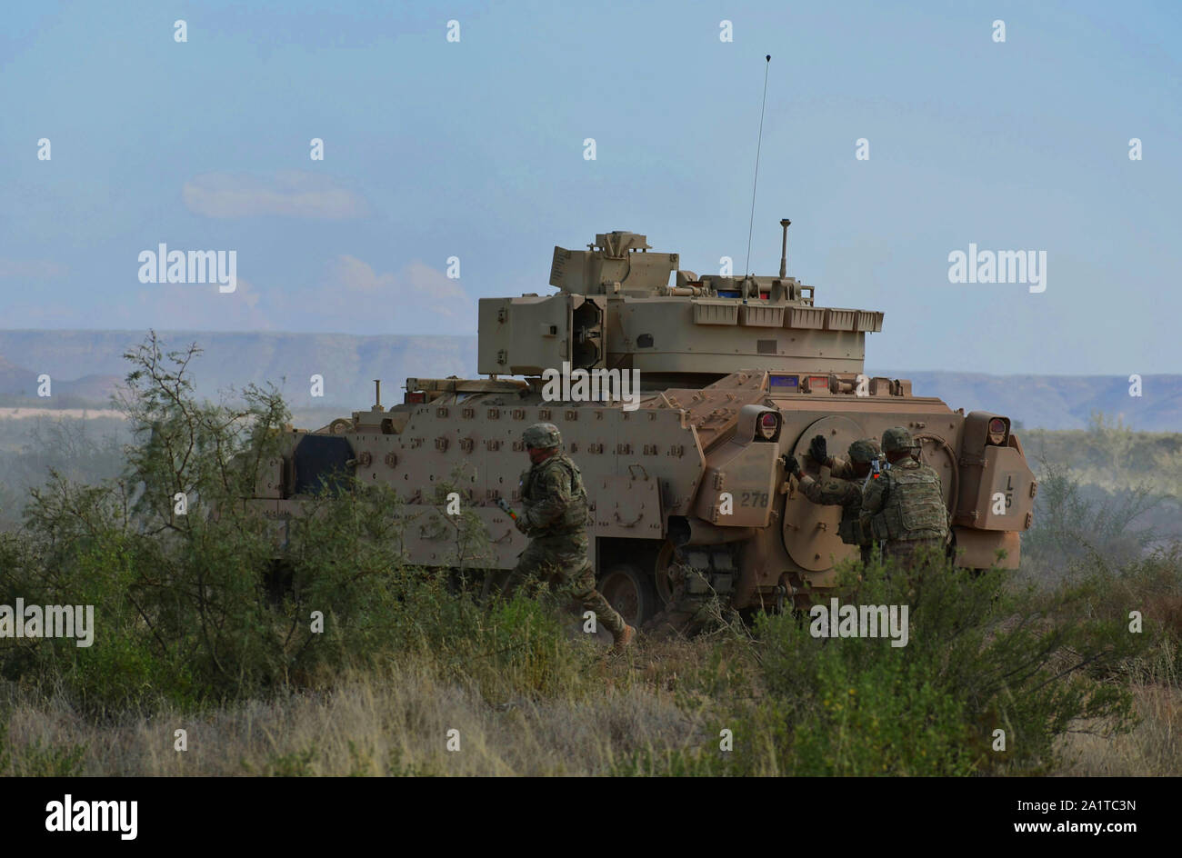Stati Uniti Ingegnere di combattimento i soldati in alfa e Bravo Aziende, 236th ingegnere vigili del Battaglione, trentesimo Armored Brigade Combat Team, North Carolina Esercito Nazionale Guardia, condotta qualifica tecnico Tabella VI, che comprende M2 Bradley live fire e violare un ostacolo, su un campo di addestramento nelle vicinanze del Fort Bliss, Texas, Sett. 26, 2019. (U.S. Esercito nazionale Guard foto di Lt. Col. Cindi re) Foto Stock