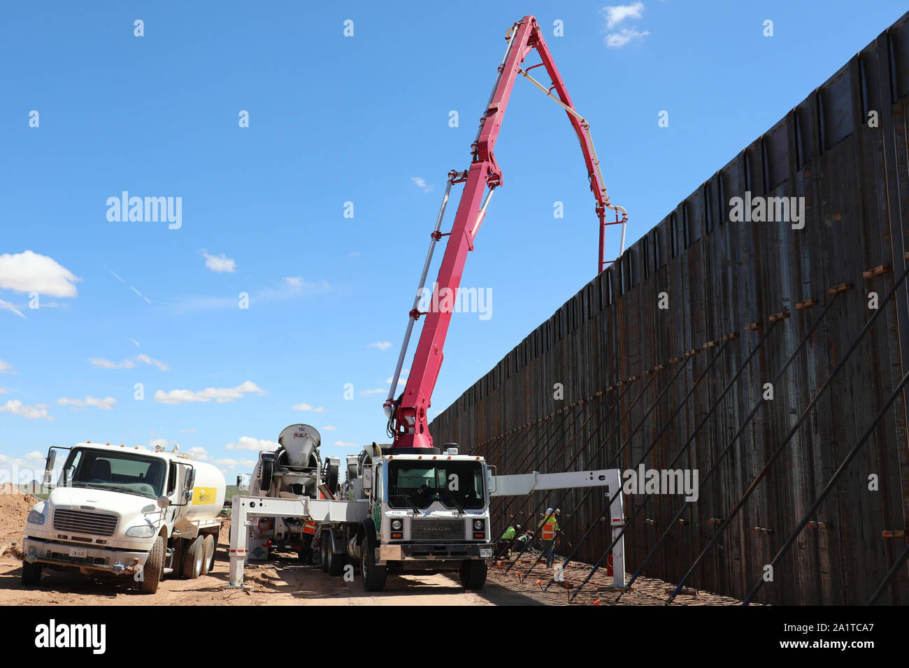 Stati Uniti Esercito di ingegneri Task Force appaltatori di barriera in acciaio di riempimento bollard pannelli barriera di cemento vicino al Columbus, N.M., Sett. 23, 2019. USACE è fornire direzione e supervisione del Dipartimento della Difesa (DoD)-finanziato la costruzione della barriera di progetti di sistema lungo il confine sud-ovest. Questi progetti sono in corso di esecuzione da USACE, come diretto attraverso gli Stati Uniti Esercito dal Segretario della Difesa, in risposta al Dipartimento di Sicurezza della richiesta di assistenza per proteggere gli Stati Uniti frontiera meridionale bloccando i trafficanti di droga nei corridoi attraverso la costruzione di strade e fen Foto Stock