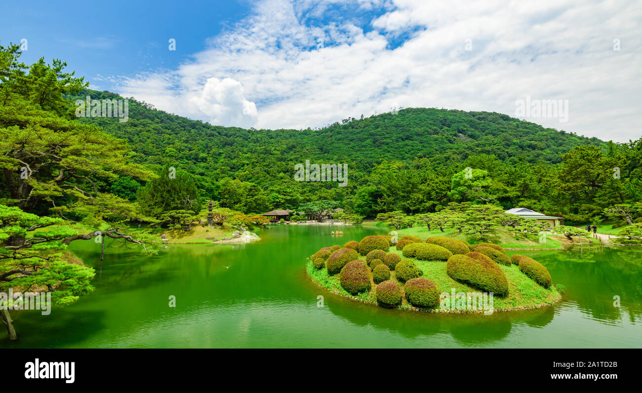 Kagawa, Giappone - 25 Luglio 2019: Panorama del paesaggio con acque verde smeraldo al Giardino Ritsurin, Kagawa, Giappone Foto Stock