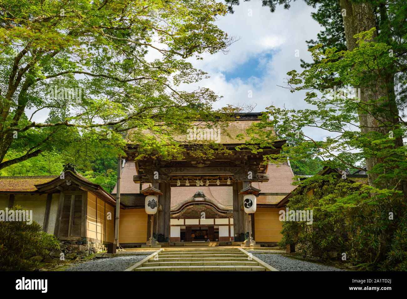 Wakayama, Giappone - 24 Luglio 2019: scalini in pietra che conduce all'ingresso del tempio Kongobuji, originariamente costruita nel 1593 da Toyotomi Hideyoshi a comme Foto Stock