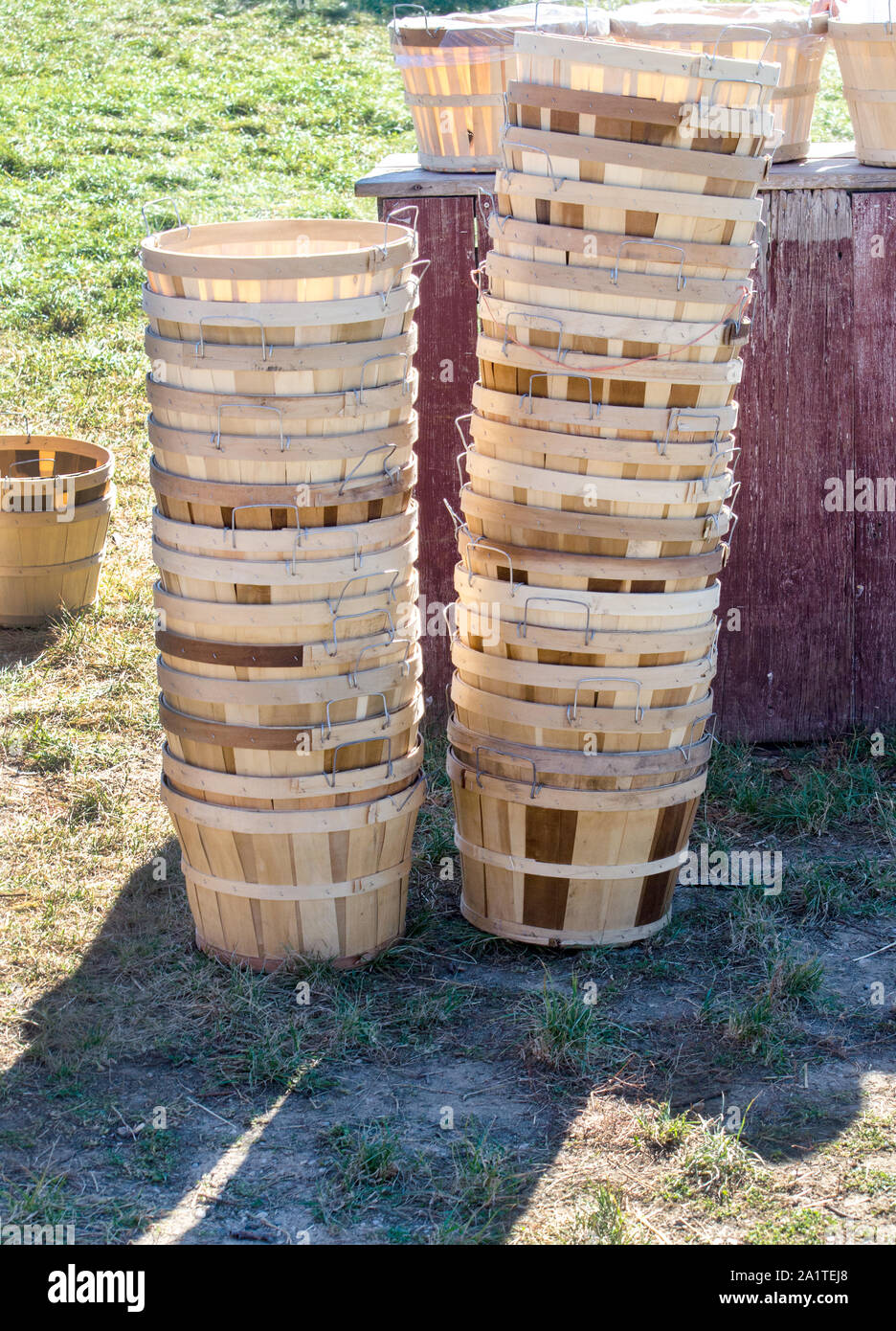 Pile di Moggio cestini sono pronti per essere riempiti con Michigan mele a questo North American apple farm Foto Stock