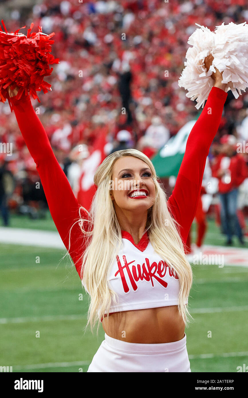 Lincoln, NE. Stati Uniti 28 Sep, 2019. Il Nebraska Cornhuskers cheerleader in azione durante una divisione NCAA 1 partita di calcio tra Ohio State Buckeyes e il Nebraska Cornhuskers presso il Memorial Stadium di Lincoln, NE. Frequenza: 89,759.Ohio State ha vinto 48-7.Michael Spomer/Cal Sport Media/Alamy Live News Foto Stock