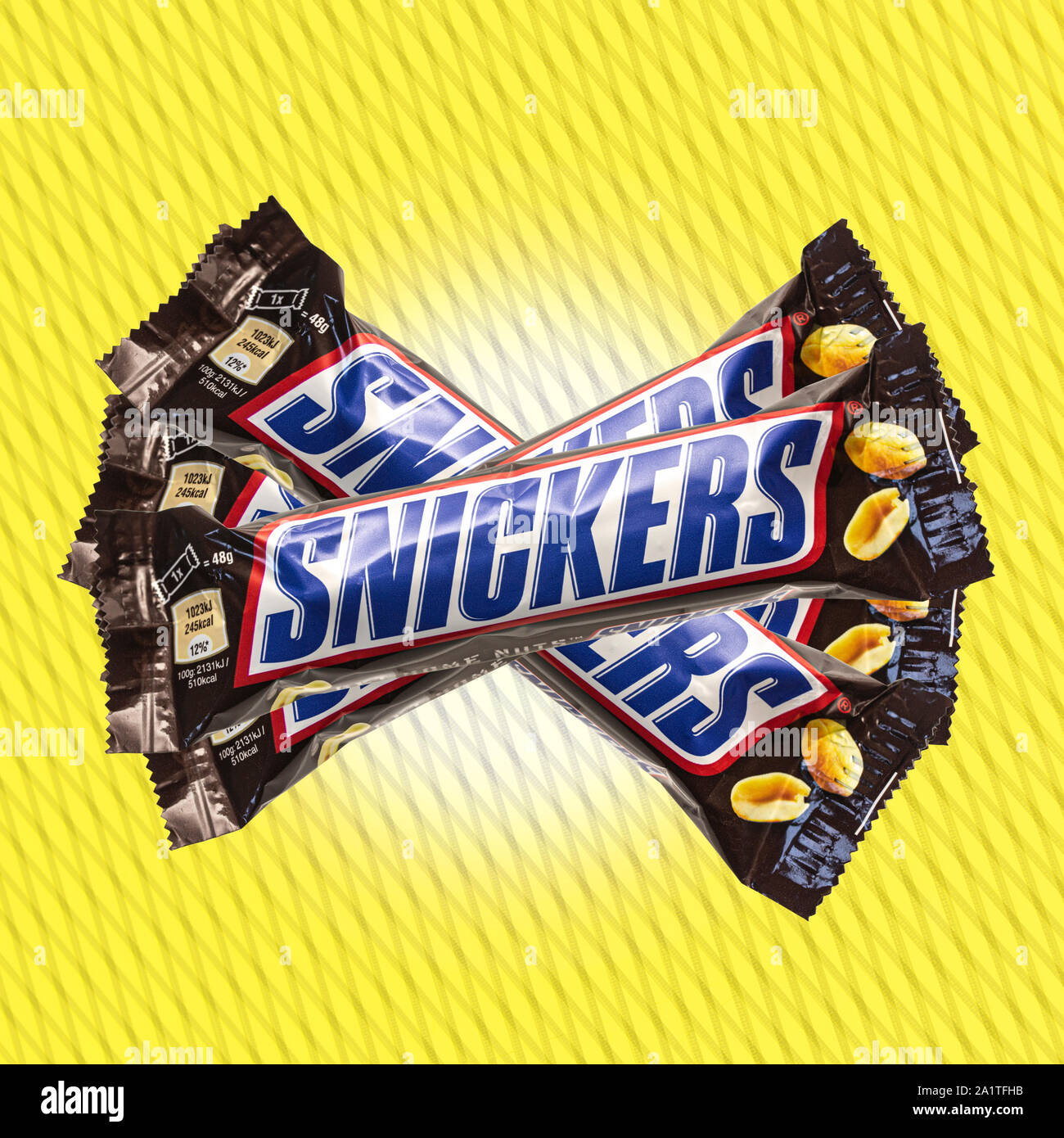 SWINDON, Regno Unito - 29 settembre 2016: Snickers barrette di cioccolato su un giallo sfondo modellato Foto Stock