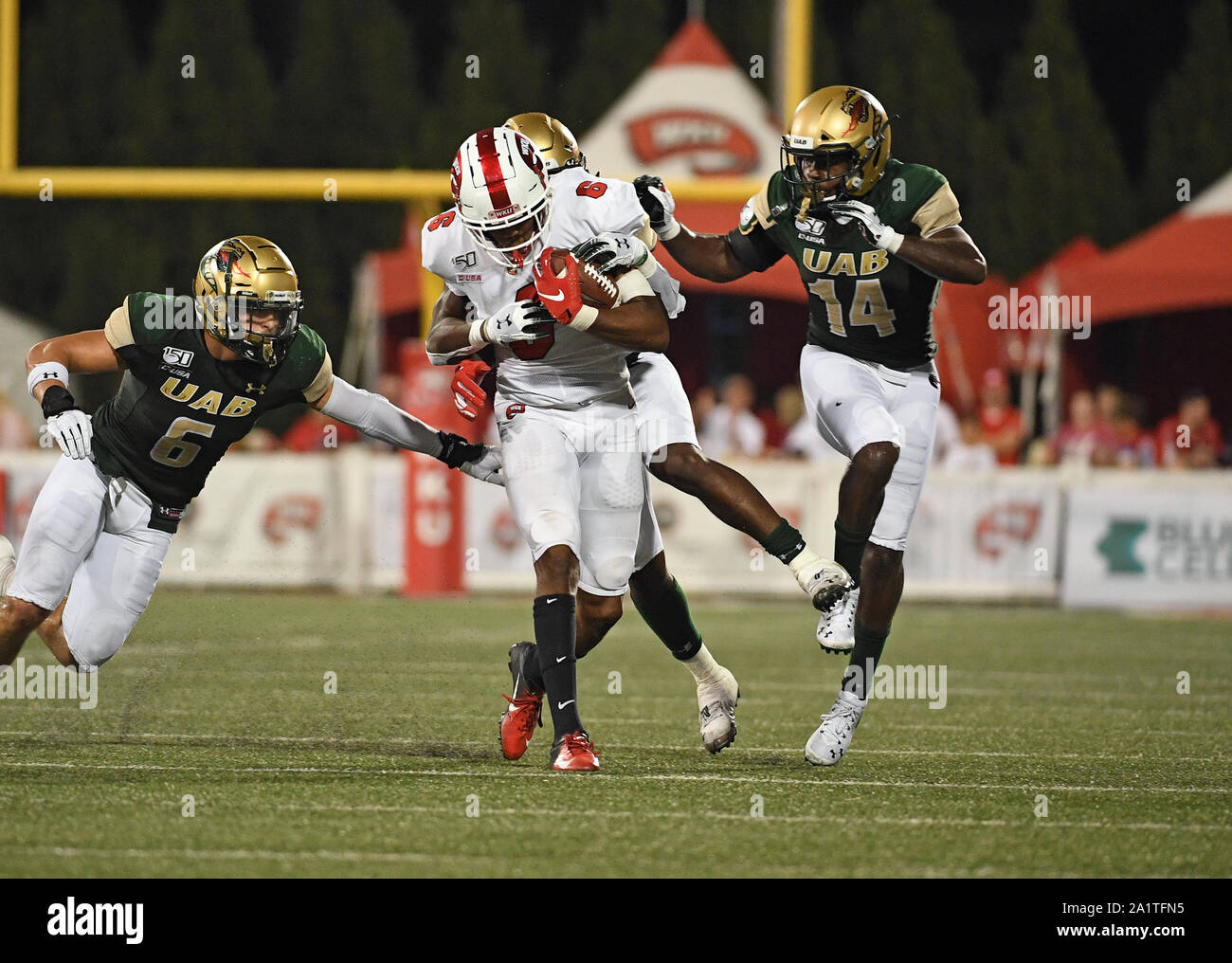 28 settembre 2019: Western Kentucky Hilltoppers manualmente l'estremità Joshua Simon (6) divide UAB giacche linebacker Kristopher Moll (6) e UAB Giacche la sicurezza Dy'jonn Turner (14) durante una NCAA Football gioco tra la UAB Giacche e la WKU Hilltoppers a Houchens Industries-LT Smith Stadium (Photo credit: Steve Roberts.CSM) Foto Stock