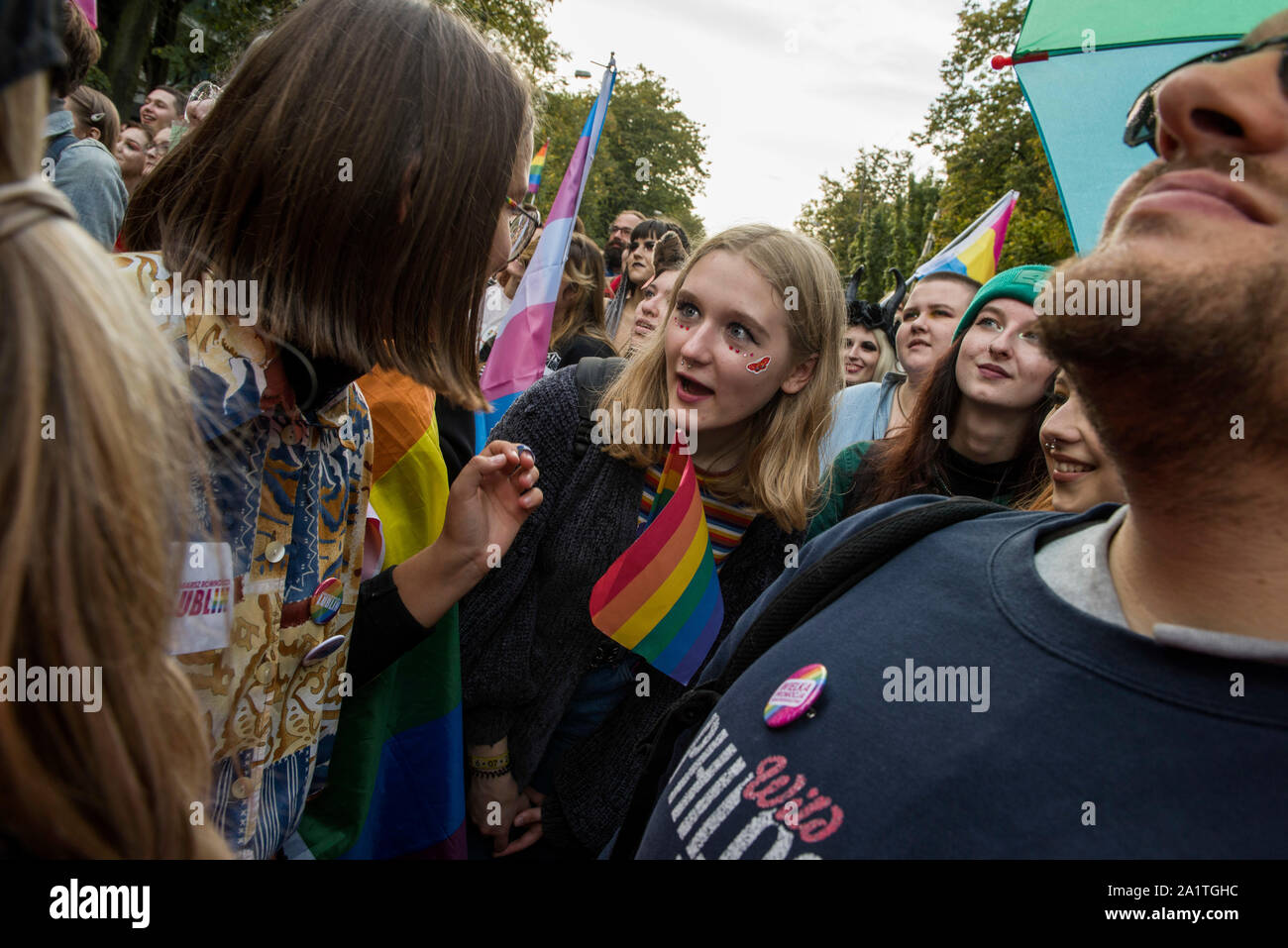 Lublin, Polonia. 28 Sep, 2019. I partecipanti in attesa bandiere arcobaleno durante l'uguaglianza marzo nella città di Lublino.polizia polacca hanno usato la forza, gas lacrimogeni e spruzzo di pepe su di estrema destra manifestanti e teppisti locali cercando di interrompere una parata LGBT. Lo scontro con le forze di polizia durante la parità marzo ha avuto luogo a est della città polacca di Lublino. Si tratta di Polonia i diritti dei gay movimento diventano più vocal, richiedendo un gioco da conservatori sociali nella maggior parte cattolica romana paese. La sentenza il diritto e la giustizia parte raffigura il movimento LGBT una minaccia per le tradizioni polacche. Credito: SOPA Immagini Limite Foto Stock
