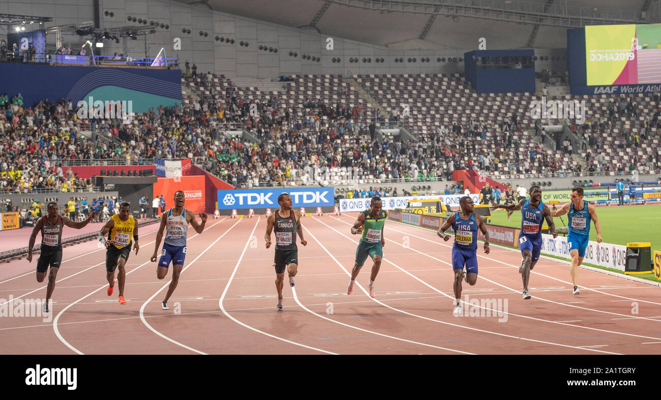(L-R) Aaron marrone (CAN), Yohan Blake (JAM), Zharnel Hughes (GBR) Andre De Grasse (CAN) Akani Simbine (RSA) Christian Coleman (USA) Justin Gatlin (USA) Filippo Tortu (ITA) competere nel 100m finale durante il giorno due del XVII IAAF mondiale di atletica Doha 2019 Al Khalifa International Stadium. Credito: SOPA Immagini limitata/Alamy Live News Foto Stock