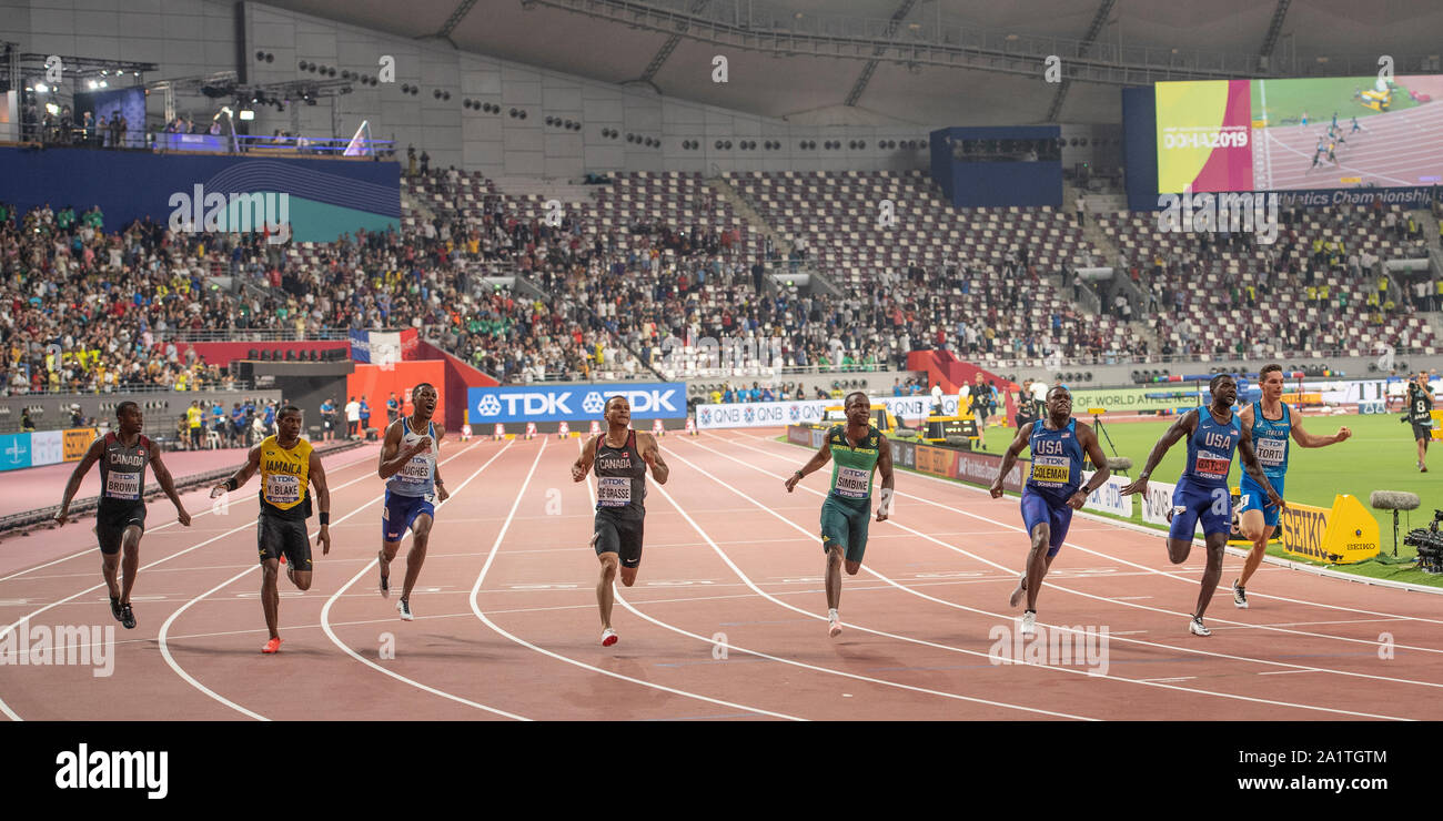 (L-R) Aaron marrone (CAN), Yohan Blake (JAM), Zharnel Hughes (GBR) Andre De Grasse (CAN) Akani Simbine (RSA) Christian Coleman (USA) Justin Gatlin (USA) Filippo Tortu (ITA) competere nel 100m finale durante il giorno due del XVII IAAF mondiale di atletica Doha 2019 Al Khalifa International Stadium. Credito: SOPA Immagini limitata/Alamy Live News Foto Stock