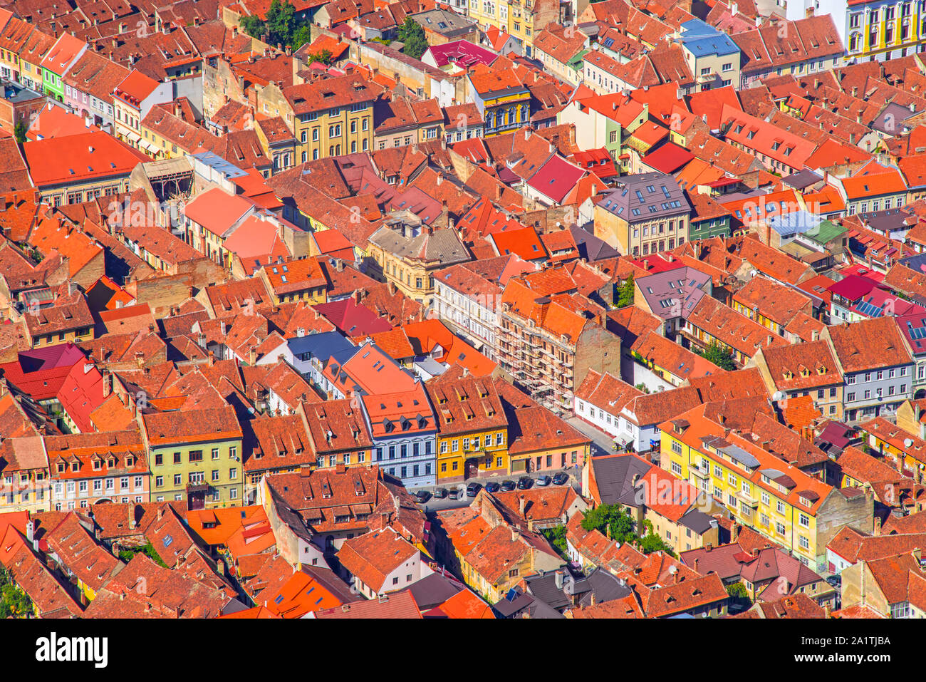 Vista aerea della città medievale di Brasov in Romania, antica costruzione tetti da sopra Foto Stock
