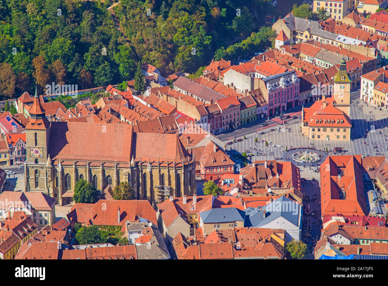 Vista aerea della città medievale di Brasov, Romania; la Chiesa Nera e la piazza del Consiglio Foto Stock