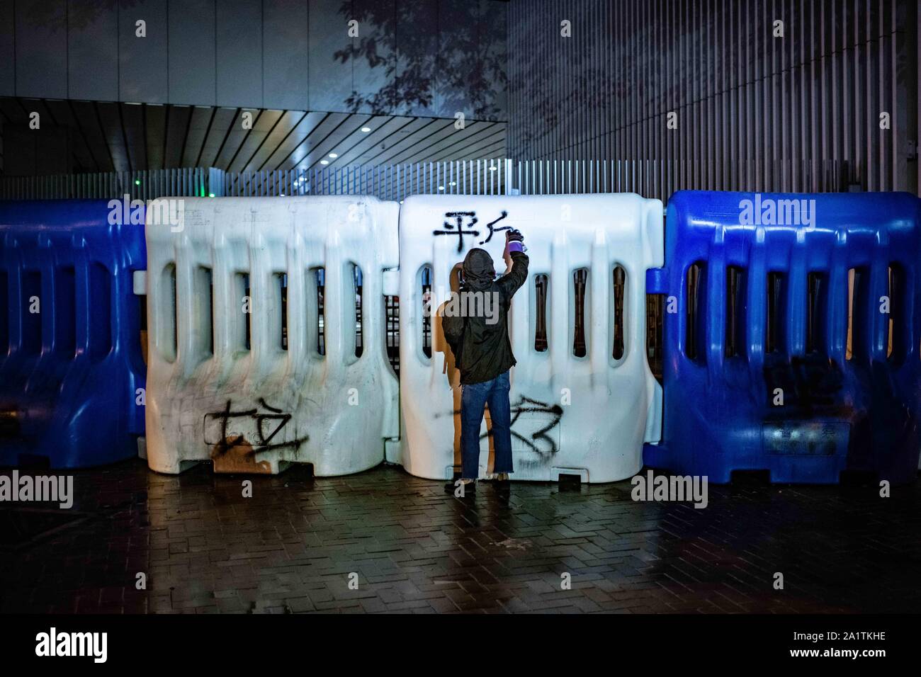Hong Kong, Cina. 28 Sep, 2019. Un manifestante rende un graffiti sulle barricate di fronte a Hong Kong consiglio legislativo durante un rally.dimostrazioni continuare a Hong Kong in un'altra notte di protesta durante la commemorazione del quinto anniversario del Movimento ombrello a Tamar Park. Credito: SOPA Immagini limitata/Alamy Live News Foto Stock