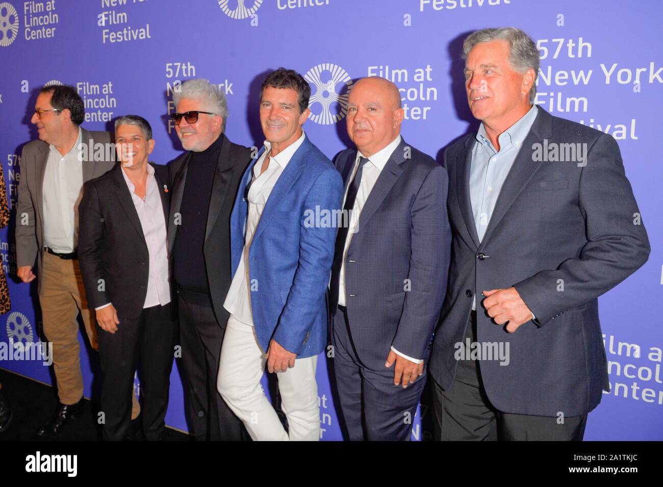 New York, Stati Uniti d'America. 28 Sep, 2019. L-R: copresidente, Sony Pictures Classics Michael Barker, NYFF's Lesli Klainberg, regista e sceneggiatore Pedro Almodovar, attore Antonio Banderas, produttore Agustin Almodovar e copresidente, Sony Pictures Classics Tom Bernard partecipare del dolore e della gloria premiere durante la 57a New York Film Festival di Alice Tully Hall, Lincoln Center di New York City. Credito: SOPA Immagini limitata/Alamy Live News Foto Stock