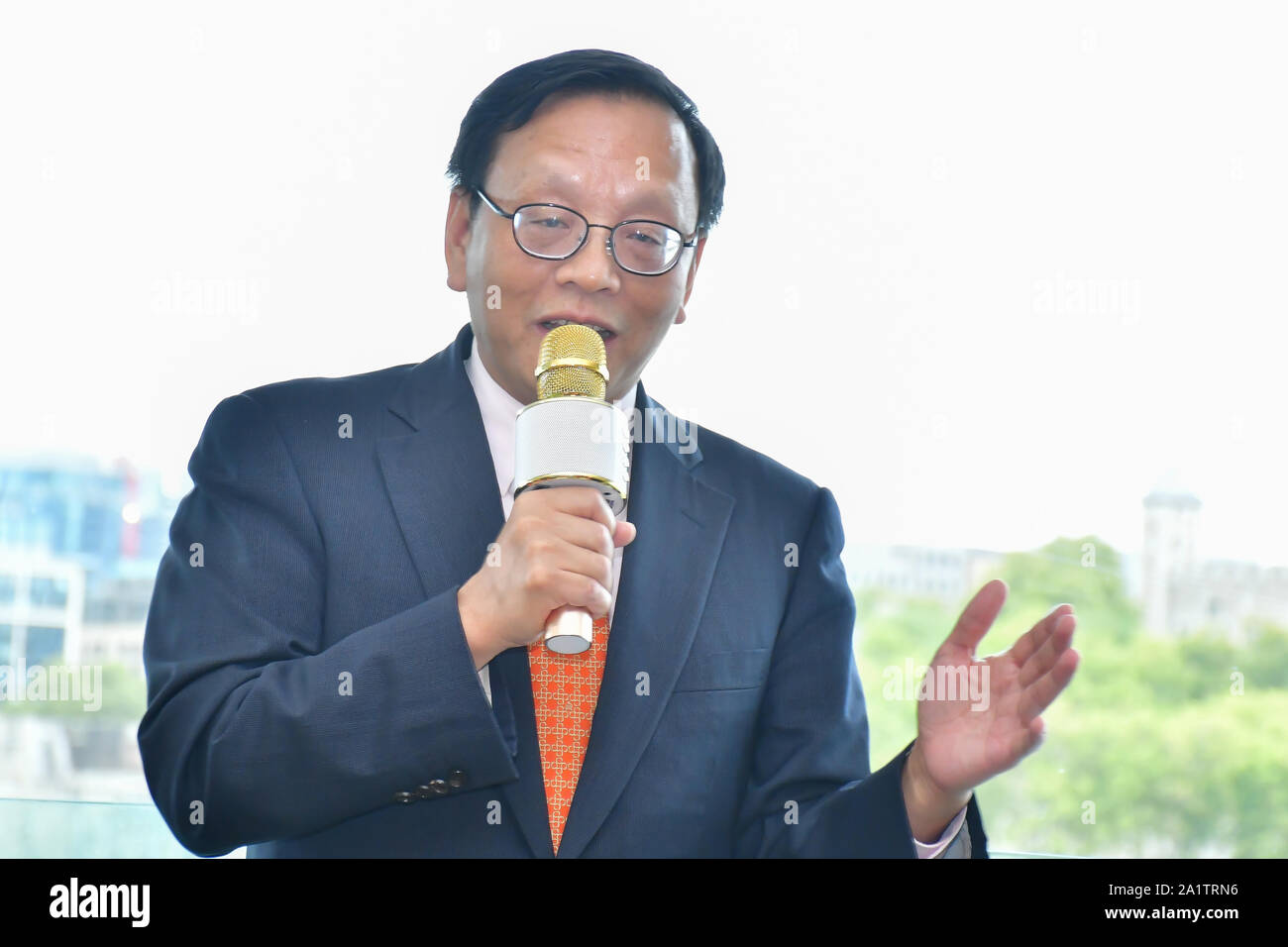 Londra, Regno Unito. 28 Sep, 2019. Onorevole 卢海田 参赞 il consigliere Lu Hai Tian dall'ambasciata cinese a Londra assiste la celebrazione del settantesimo Cina Giornata nazionale del 2019 e un cinese 'Qipao' flash mob, Londra, 28 settembre 2019, UK. Credito: Picture Capital/Alamy Live News Foto Stock