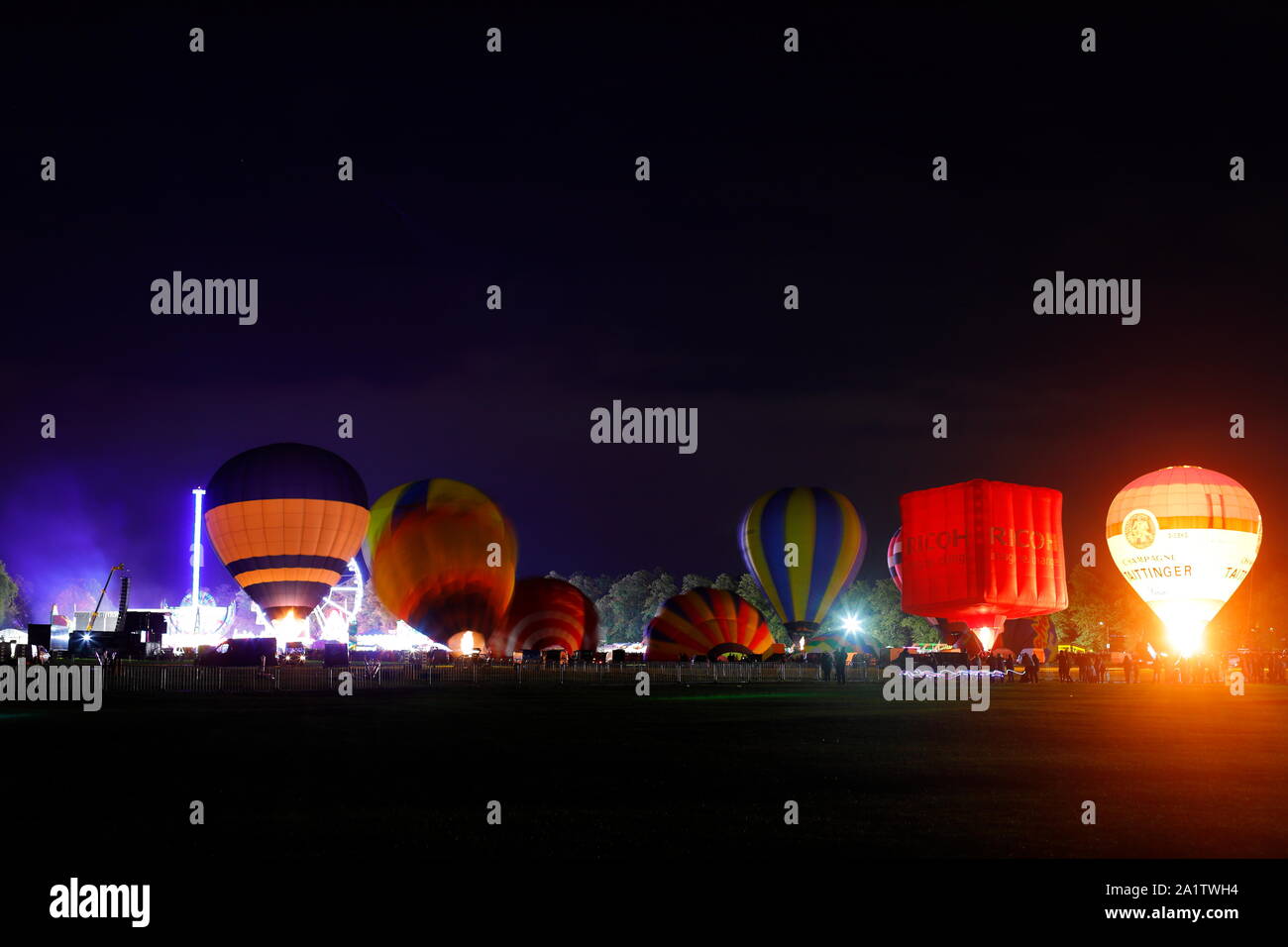 I palloni ad aria calda illuminata di notte per la notte Glow caso di York Balloon Fiesta all ippodromo Knavesmire in York,North Yorkshire Regno Unito. Foto Stock