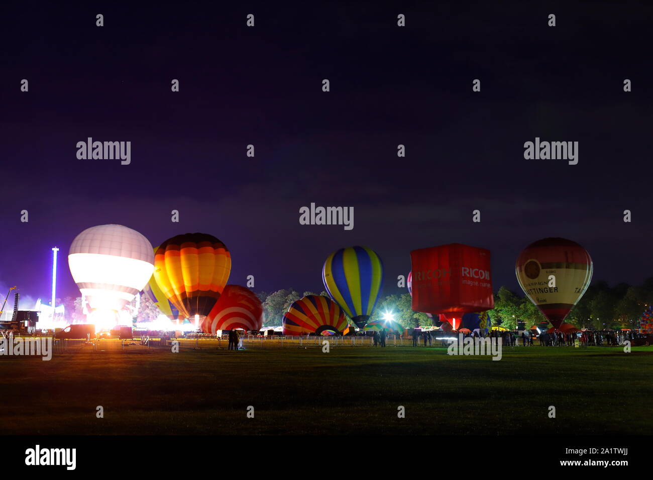 I palloni ad aria calda illuminata di notte per la notte Glow caso di York Balloon Fiesta all ippodromo Knavesmire in York,North Yorkshire Regno Unito. Foto Stock