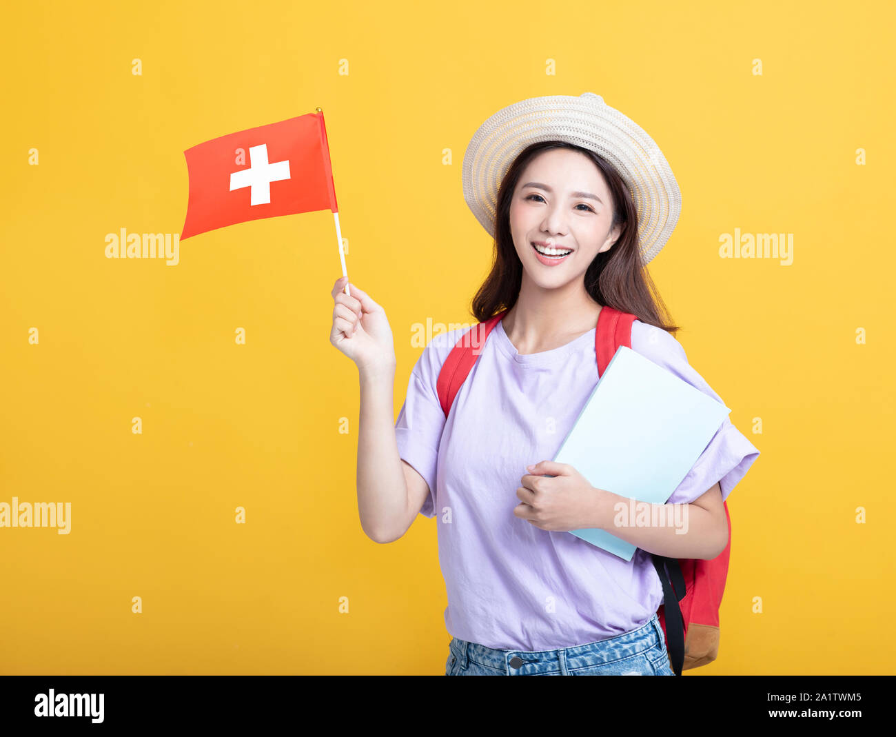 Giovane ragazza asiatica studente che mostra la bandiera della Svizzera Foto Stock