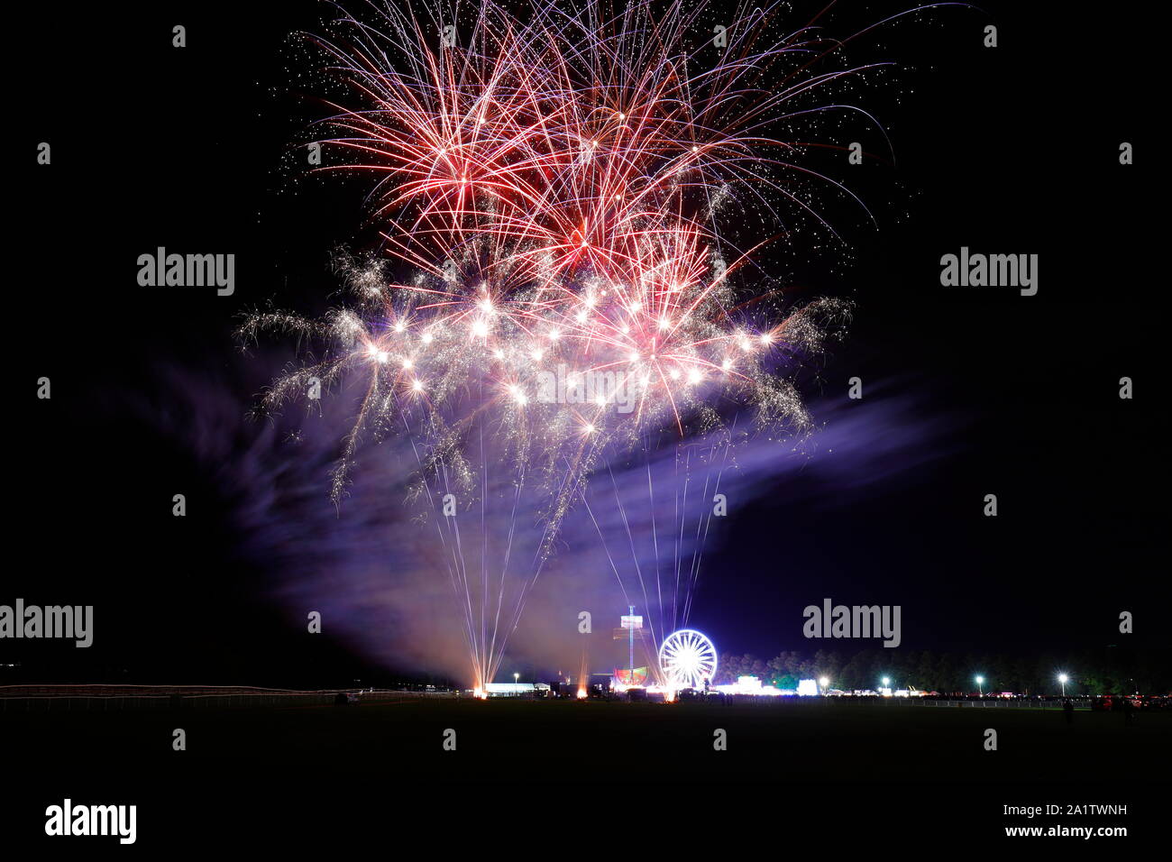 Uno spettacolo di fuochi d'artificio finisce fuori York Balloon Fiesta evento a York Racecourse. Foto Stock