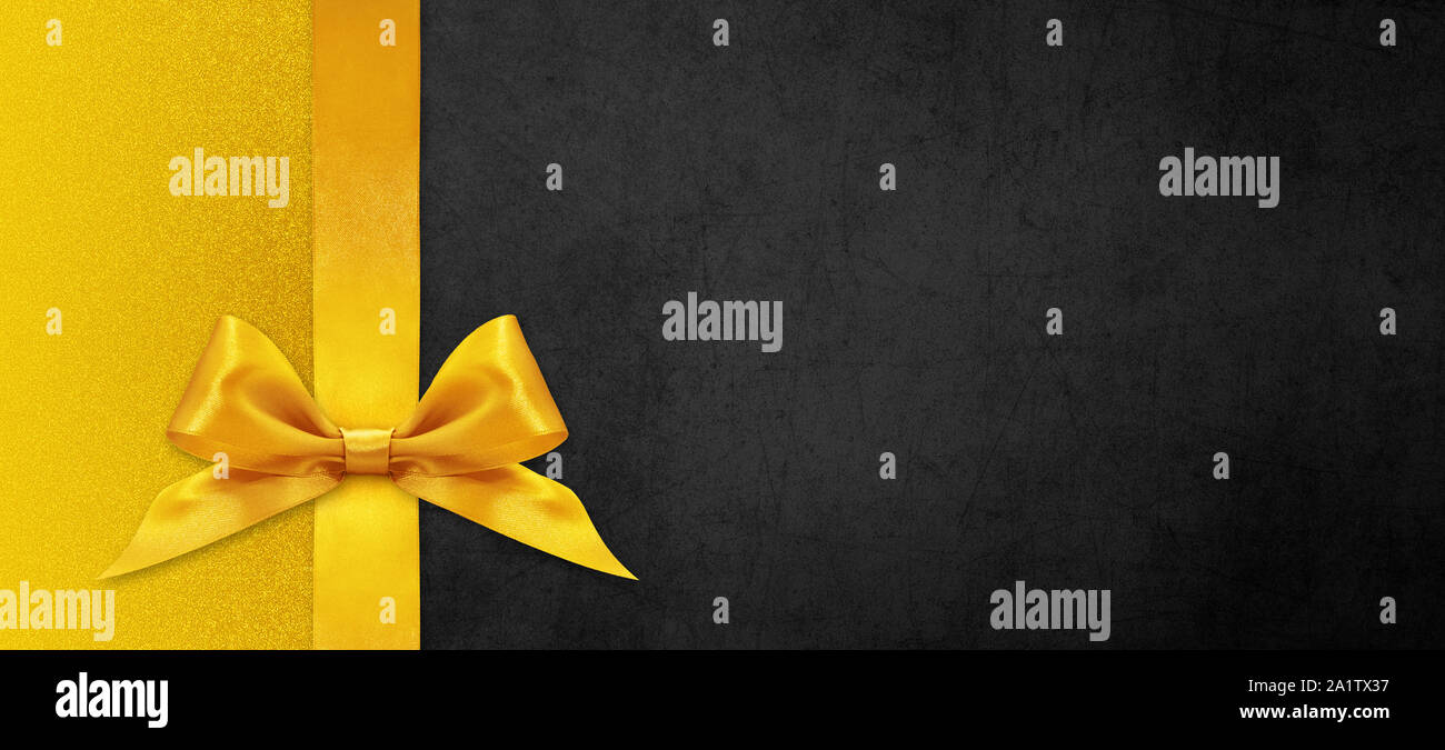 Nero carta regalo con golden ribbon bow venerdì nero concept Foto Stock