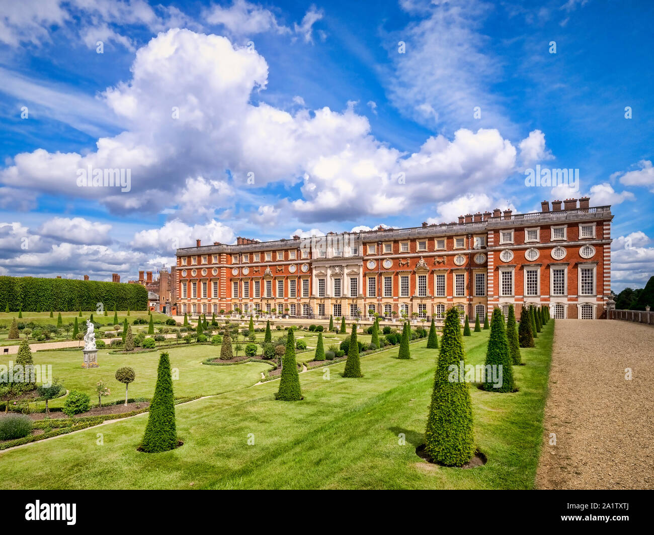 9 Giugno 2019: Richmond upon Thames, London, Regno Unito - Fronte Sud e giardino privato di Hampton Court Palace, l'ex residenza reale nella zona ovest di Londra. Foto Stock