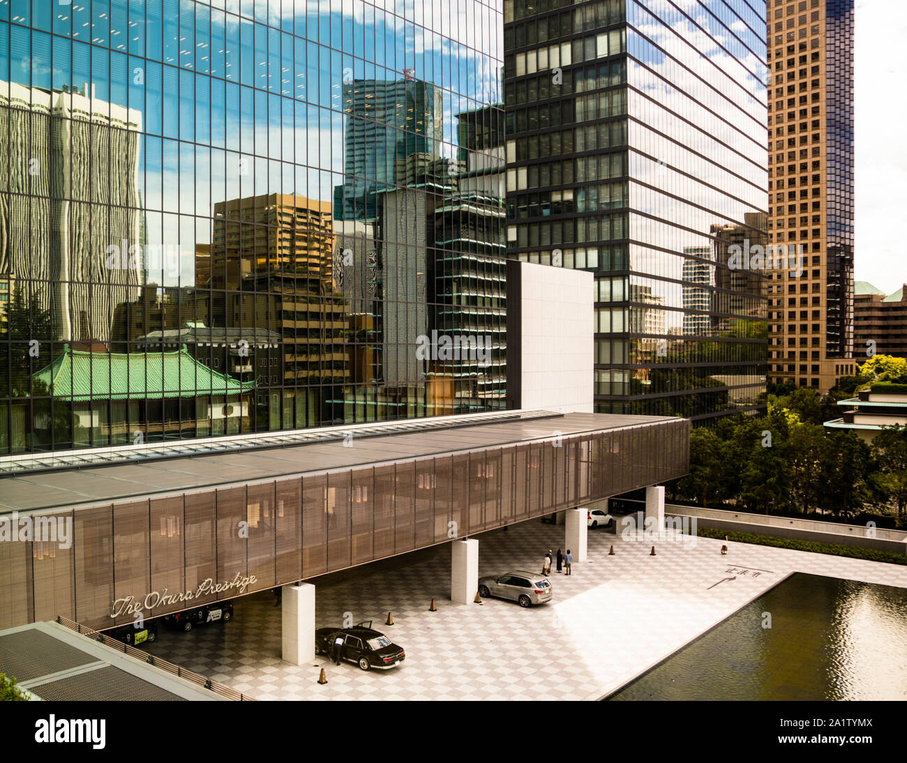 Skyline di Tokyo nello specchio dell'Okura Hotel, Tokyo, Giappone. L'area d'ingresso dell'Okura Prestige a Tokyo. Il motivo a scacchiera del vialetto si trova anche nella lobby Foto Stock