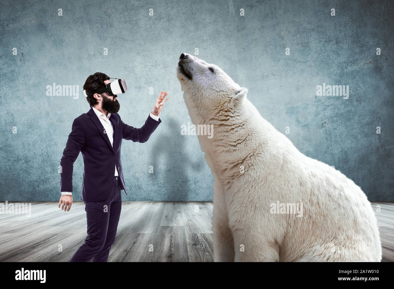 Uomo in vr bicchieri e bianco orso polare, la realtà virtuale concept Foto Stock