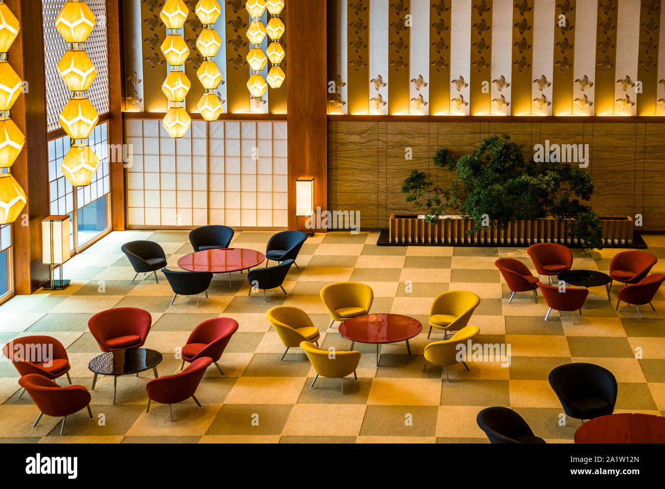 Interno dell'Okura Hotel a Tokyo, Giappone. I gruppi di posti a sedere sono disposti a forma di fiori di prugna. L'arredamento è in repliche, ma la disposizione intorno ai tavoli laccati e sul motivo a scacchiera del tappeto corrisponde al design 1962. In linea di principio, gli ospiti non sono ancora serviti nulla in questa zona oggi Foto Stock