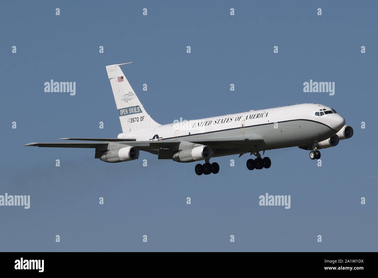 Il USAF OC-135B "Open Skies " trattato di atterraggio degli aeromobili a RAF Mildenhall nel Suffolk. Uno dei due soli nella USAF inventario. Foto Stock