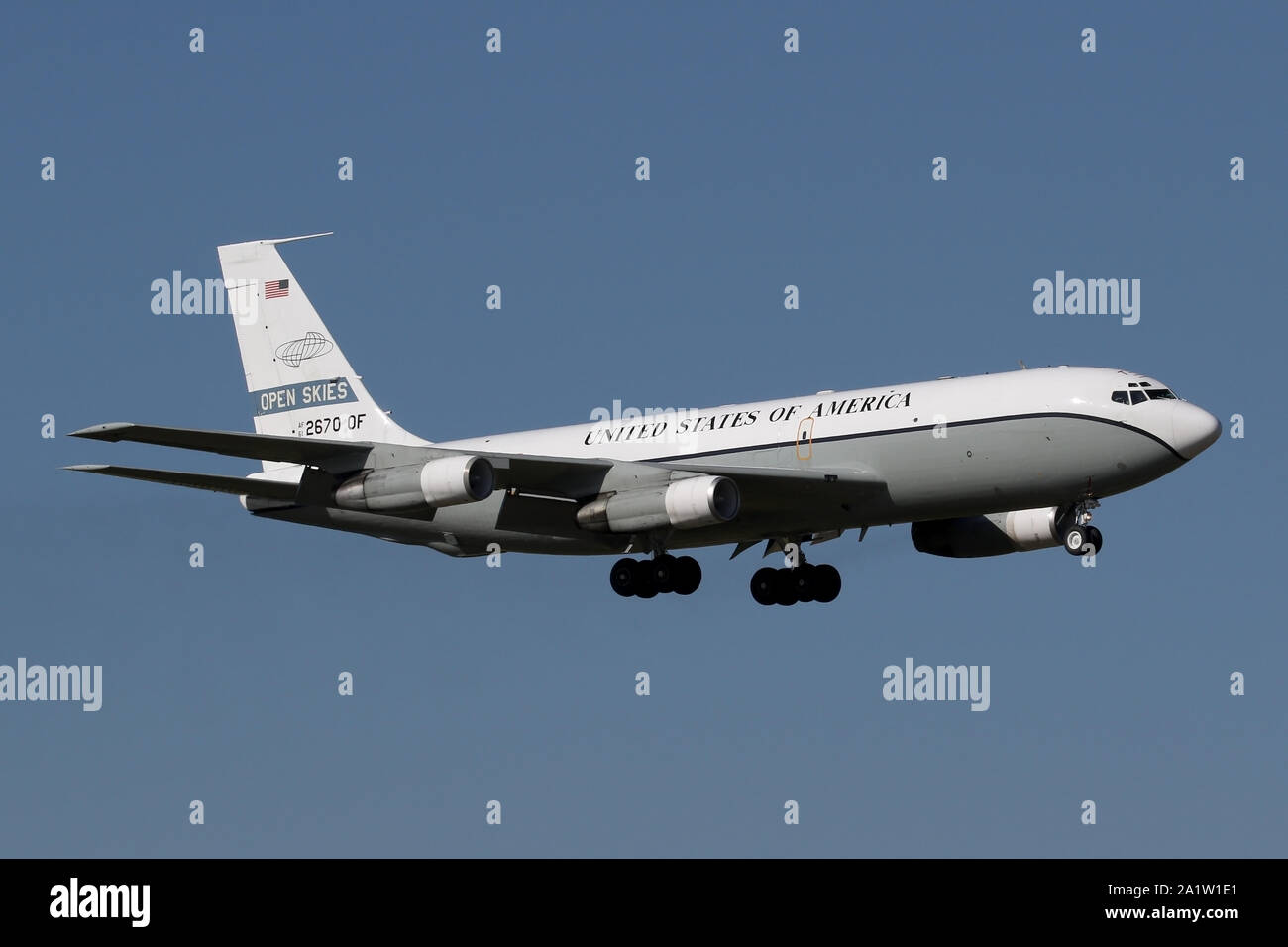 Il USAF OC-135B "Open Skies " trattato di atterraggio degli aeromobili a RAF Mildenhall nel Suffolk. Uno dei due soli nella USAF inventario. Foto Stock