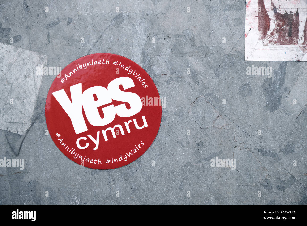 Sì Cymru, per indipendenza gallese, adesivo sulla scatola elettrica in Gwinet Foto Stock