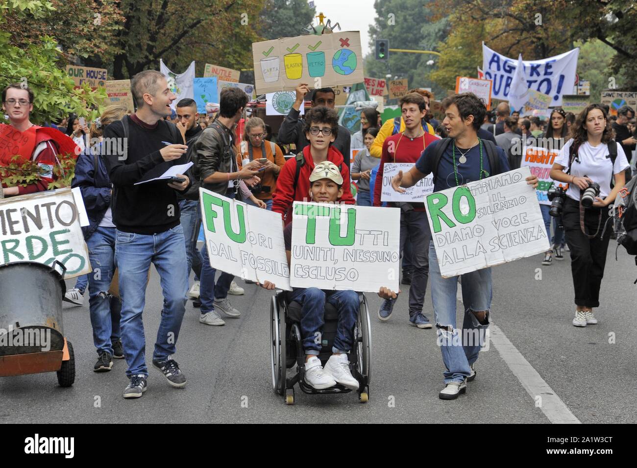 Milano (Italia), 27 settembre 2019, la terza "Global Strike per il futuro", la gioventù e la manifestazione studentesca, in segno di protesta contro il cambiamento climatico e il riscaldamento globale Foto Stock