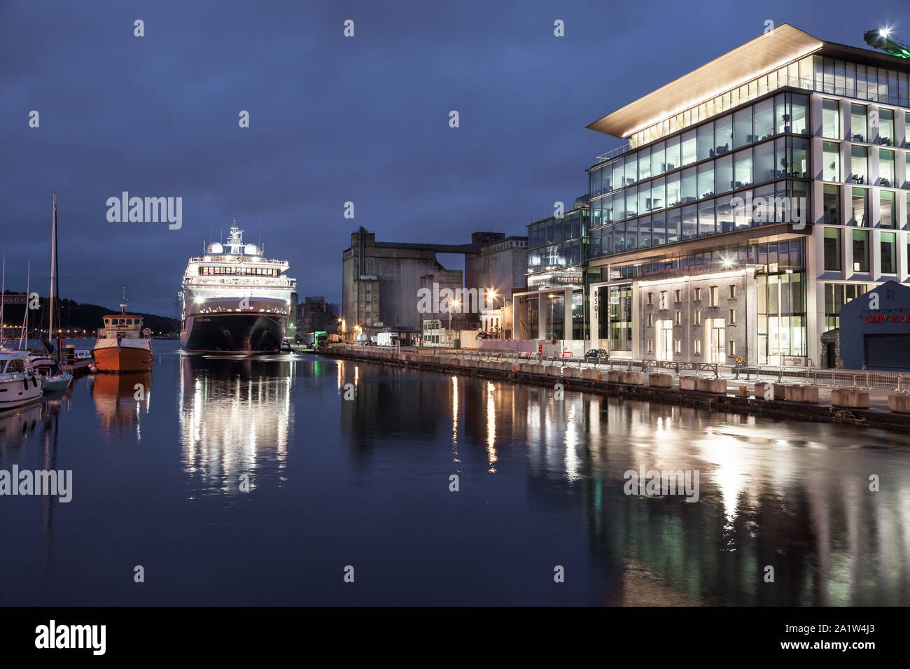 La città di Cork, Cork, Irlanda. Il 29 settembre 2019. Solo lanciato lo scorso maggio la nave da crociera natura anseatica overnighted presso il Kennedy Quay vicino al nuovo edificio di navigazione nella città di Cork, Irlanda prima che ella si discosta più tardi nella giornata per una crociera alle Azzorre. - Credito; David Creedon / Alamy Live News Foto Stock