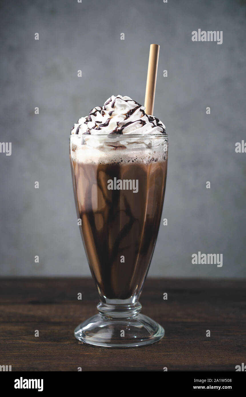 Caffè al cioccolato con panna montata Foto Stock