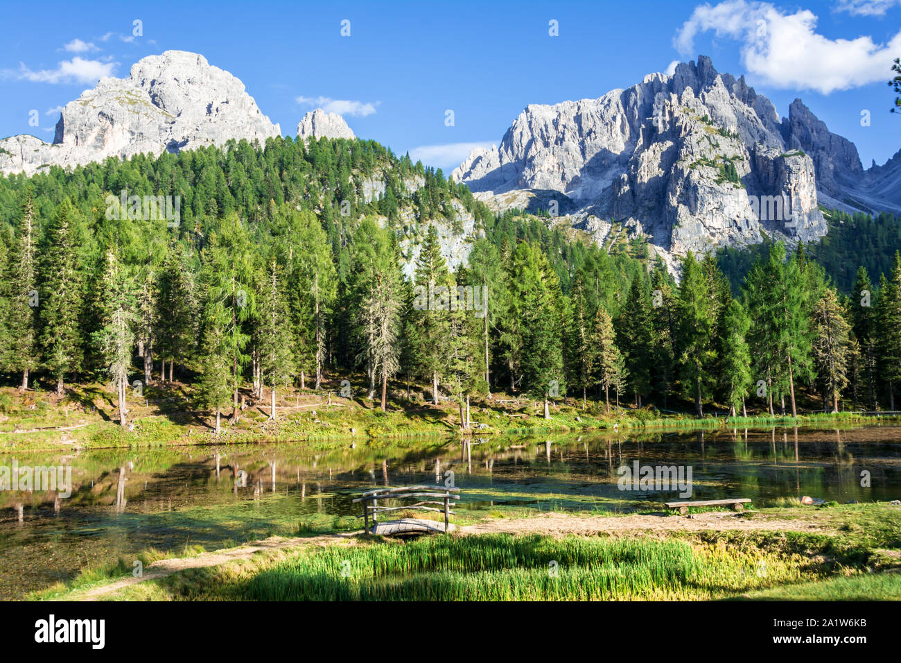 Lago nelle montagne dolomitiche Foto Stock