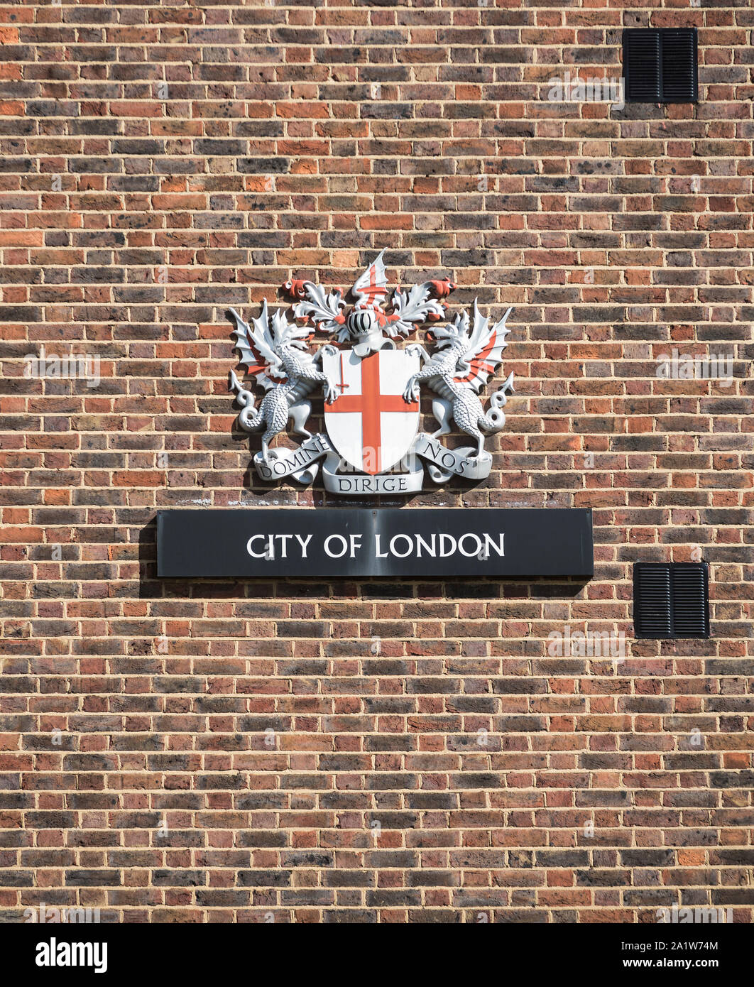 Stemma della città di Londra, Regno Unito, draghi / grifoni fiancheggiano uno scudo recante la croce di San Giorgio e condito con una corazza casco e il CREST. Foto Stock