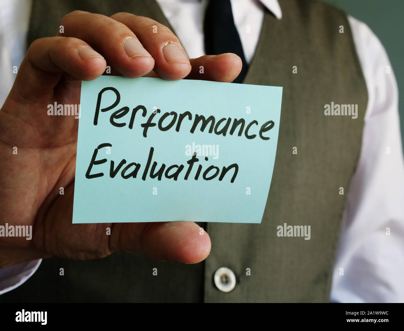 La valutazione delle prestazioni scritto su un pezzo di carta. Foto Stock