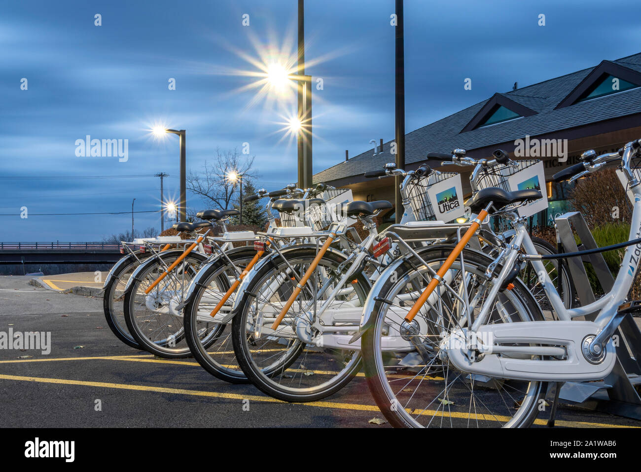 UTICA, NY, Stati Uniti d'America - GEN. 22, 2018: Zagster Bike condividere a Utica storico Marina o come noto localmente come Aqua vino trova il 16 Harbour Rd di bloccaggio e, Utica, NY Foto Stock