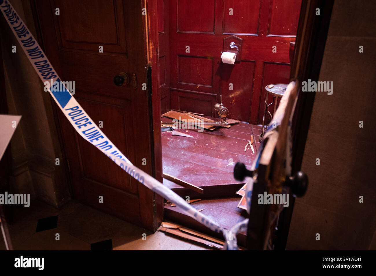 Scena del crimine. La porta rotta e pavimento all'interno di Blenheim Palace dove il furto di Maurizio Cattelan 18 carat Golden wc mostra d'arte ha avuto luogo. Foto Stock