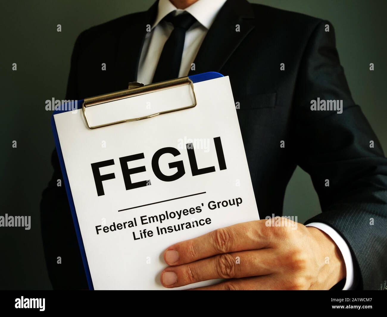 FEGLI dipendenti federali di gruppo di assicurazione sulla vita politica in mani. Foto Stock
