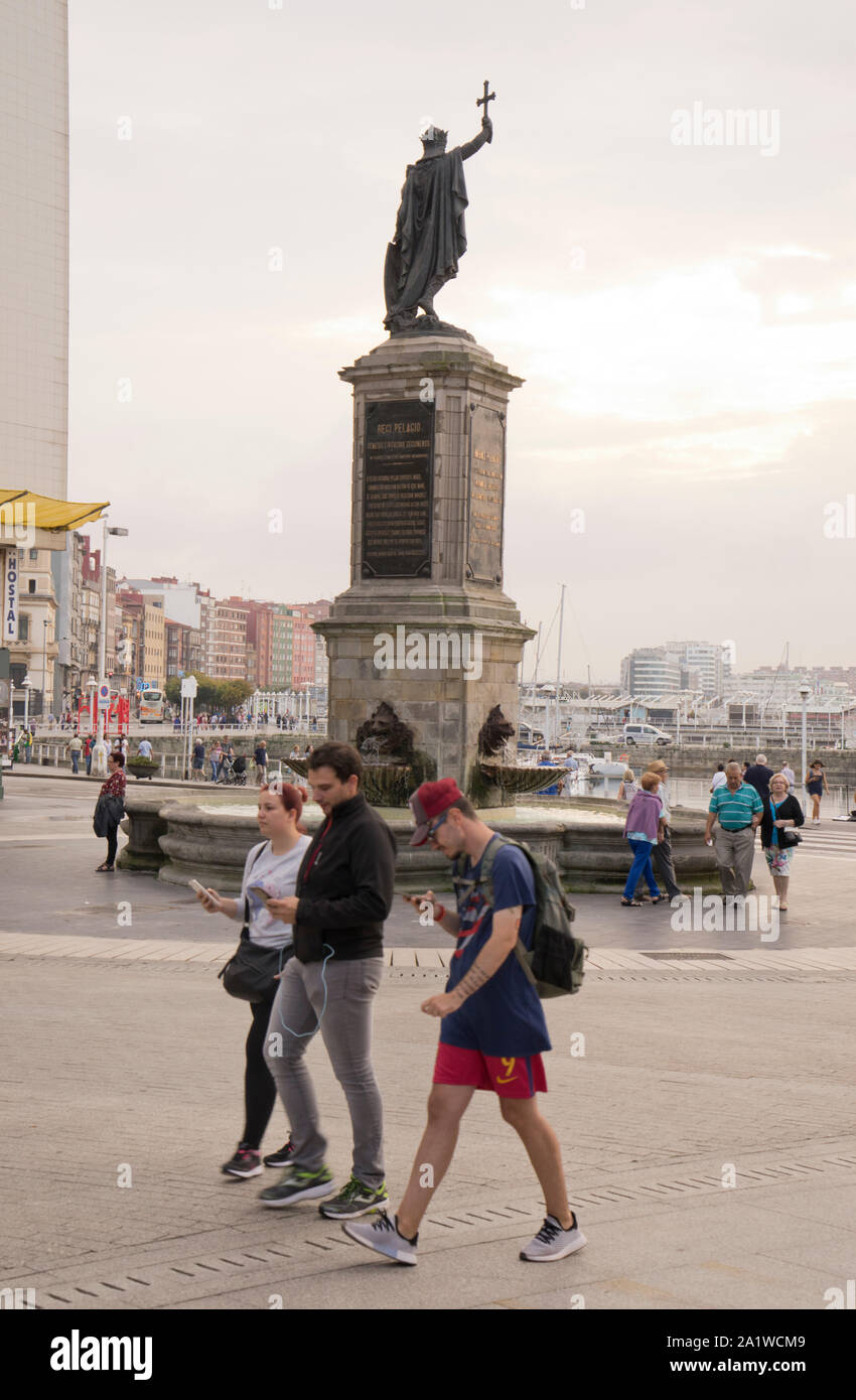 La gente che camminava sul lungomare dalla città vecchia in Gijon,Asturias,Spagna,l'Europa Foto Stock