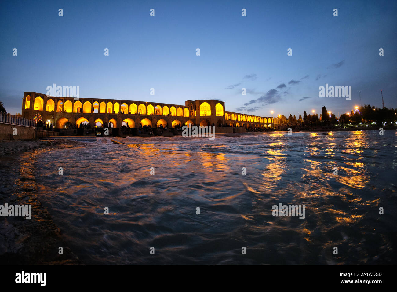 Vista notturna del ponte Khaju a Isfahan, Iran Foto Stock