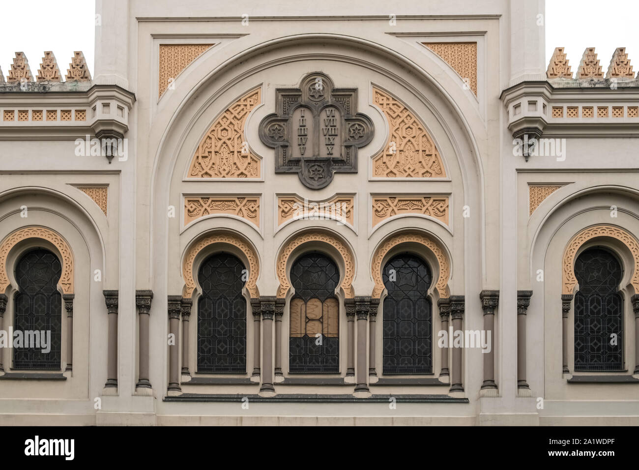 Architectural esterno della Sinagoga Spagnola, costruita in stile moresco stile revivalista, e ora funziona come un museo, Città Vecchia, Praga, Repubblica Ceca. Foto Stock