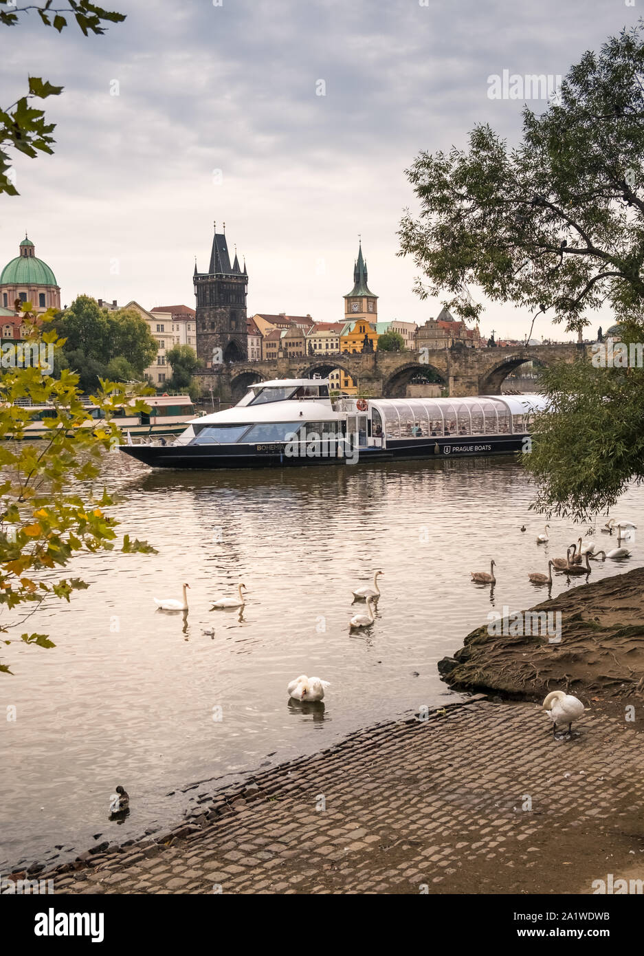 Ponte Carlo e dalla Città Vecchia di Praga, Repubblica Ceca. Un fiume in barca per visite guidate prende i turisti per escursioni lungo il fiume Vltava. Settembre. Foto Stock