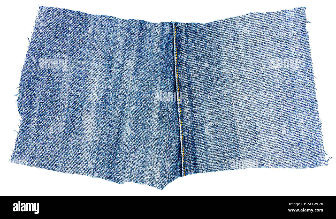 Pezzo di light blue jeans tessuto isolato su sfondo bianco. Ruvida bordi irregolari. Foto Stock